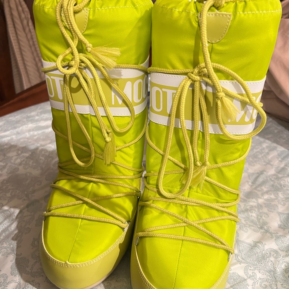 Moonboots size 6